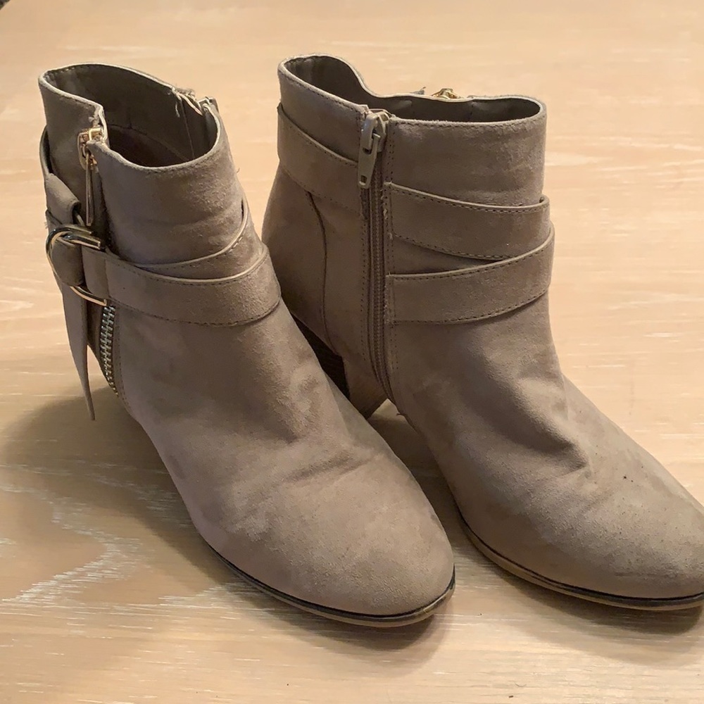 Women’s Apt 9 leather booties, size 9M, some wear see all photos, priced to sell